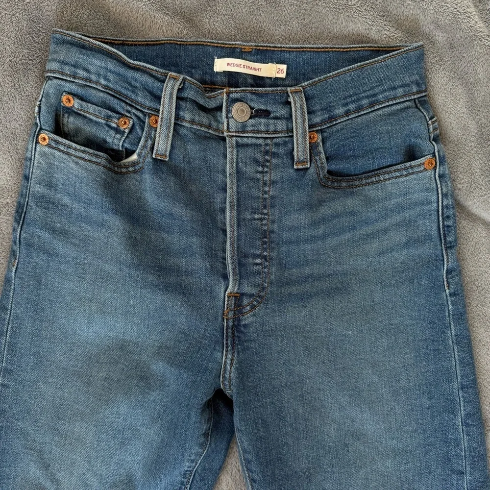 Levi’s Wedgie Straight Raw Hem Medium Wash Jeans Button Fly Size 26